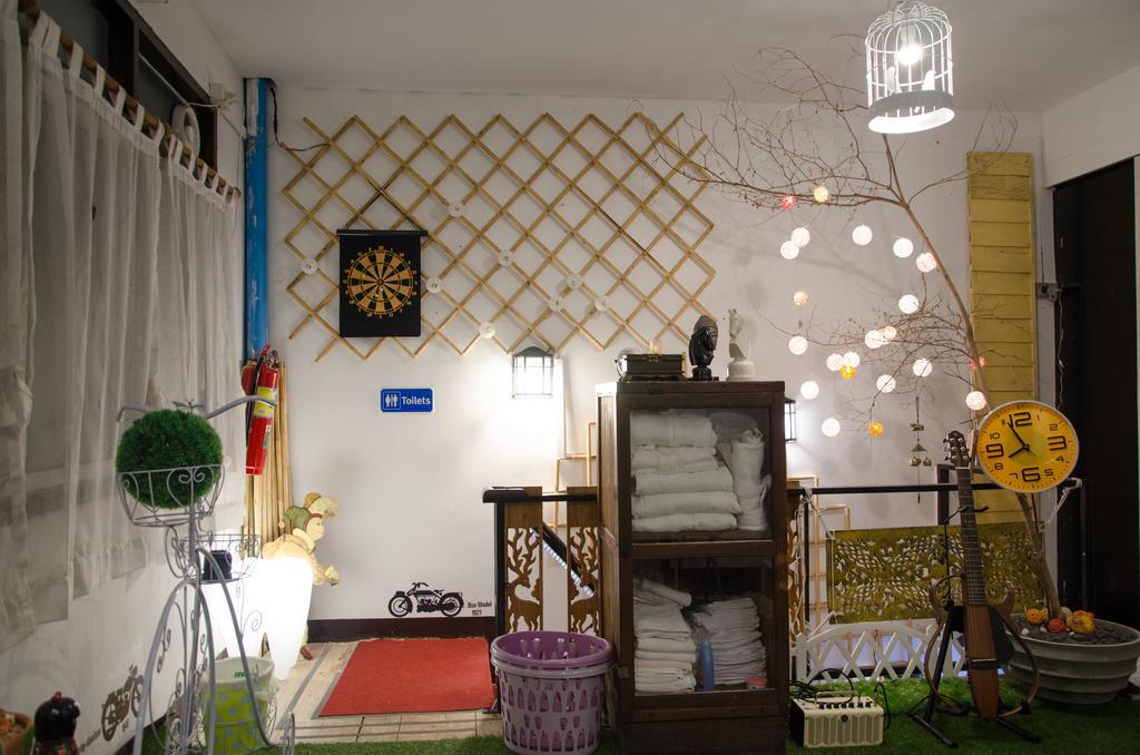 Bed And Butler Hostel Bangkok Exterior photo